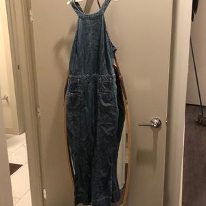 Needs a solid ironing but otherwise in excellent condition